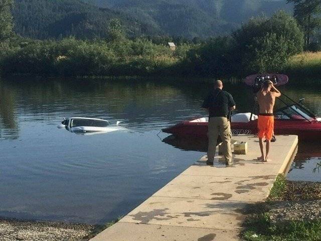 A jó hír, hogy a motorcsónakot sikerült vízre tenni...a rossz, hogy a kocsit is.