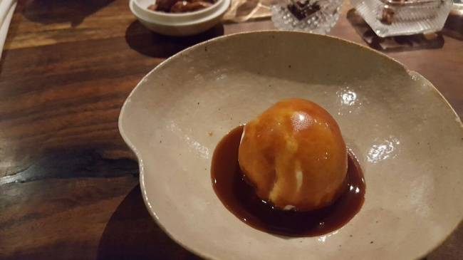 És végezetül a desszert fogások, melynek felvezetője az étterem titkos specialitása, a füstölt fagylalt volt.