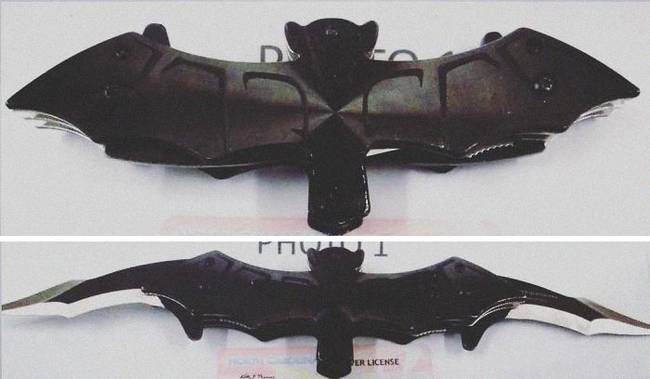 A Batman filmekből ismert, két oldalt pengés batarang.