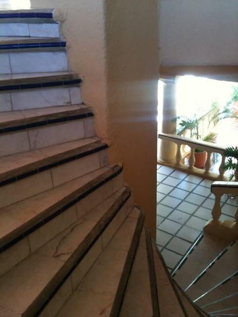 Ennek a mexikói tengerparti hotelnek a lépcsője nyilván sok részeg turista életét követelte már.