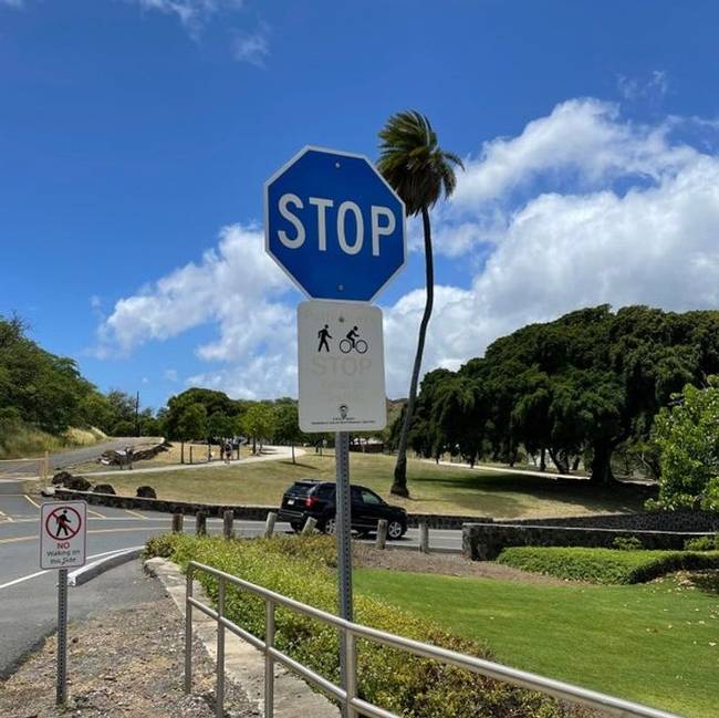 „Hawaiin kék színűek a STOP táblák.''