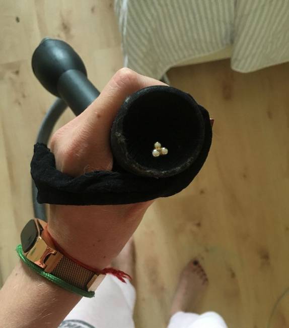 Tegyünk egy harisnyát a porszívó végére, hogy megtaláljuk az elveszett apróságokat.