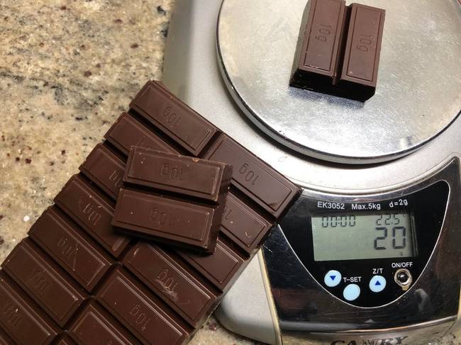 Ebben a csokiban minden kocka súlya pontosan 10 gramm.