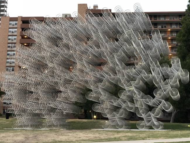 Neem, ez a fotó nincs bemozdulva. Ez a kínai művész, Ai Weiwei egyik szobra.