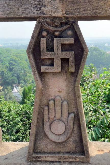 Mielőtt Hitler a nácik jelképévé tette volna a szvasztikát (horogkeresztet), az indiai kultúrában a „jó szerencse” jelképe volt. Egyike az emberiség történelmének legősibb jelképeinek.