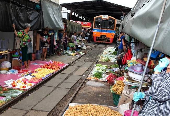 A Maeklong vasúti piac remek választás lehet azoknak, akik egy kis izgalomra vágynak a piacon történő nézelődés közben: a piacon ugyanis minden nap hatszor szerelvények haladnak át az árusok közt, centiméterekre azok portékáitól és a vásárlóktól.