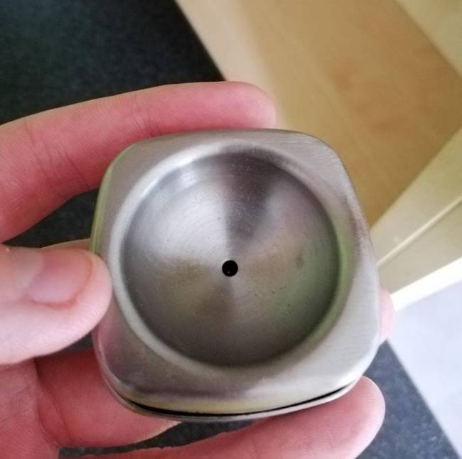 „Amikor megnyomom, kijön belőle egy kis tüske.''