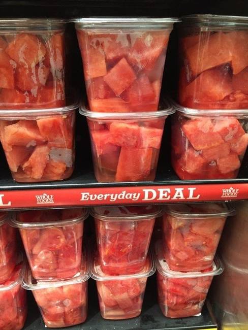 Váratlan lelet egy szupermarketben: hámozott és felkockázott görögdinnye. Képzeld, milyen lehet egy fél nap után.