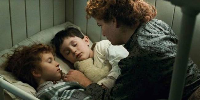 A Titanic című filmben, amikor a hajó már süllyed, az egyik jelenetben egy ír édesanyát láthatunk, aki így szól: „…és így éltek tovább Tír na nÓg völgyén, az örök szépség és ifjúság birodalmában”. Az ír mitológia szerint ebbe a birodalomba csak úgy lehet eljutni, ha hajótörést szenved az ember.