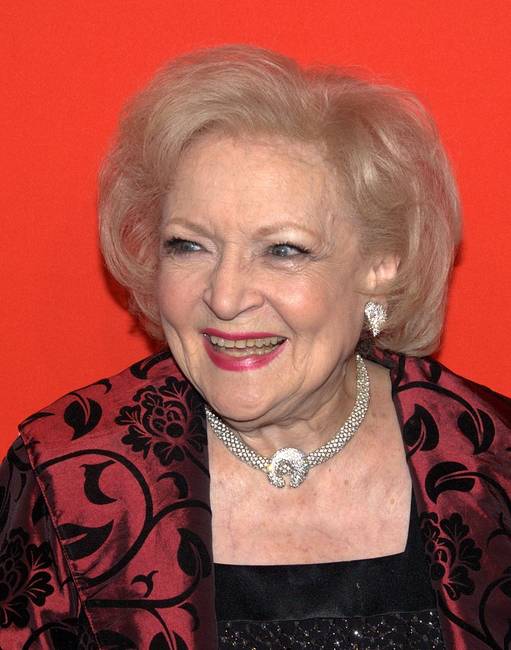 A híres színésznő, Betty White idősebb, mint a szeletelt kenyér. A színésznő 1922-ben született, az első szeletelt kenyeret azonban csak 1928-ban találta fel Otto Frederick Rohwedder.