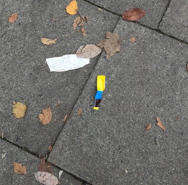 Ez az eldobott papírdarab kiköpött Bart Simpson.