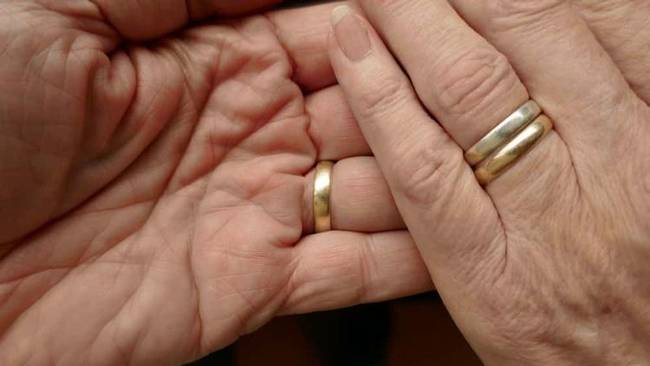 A menyasszonyi ruha és a harisnyakötő eredete: 12 esküvői hagyomány története