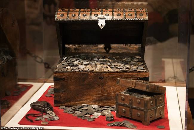 Mit emeltek ki a búvárok az 1717-ben elsüllyedt kalózhajóról, a Fekete Sam-ről?
