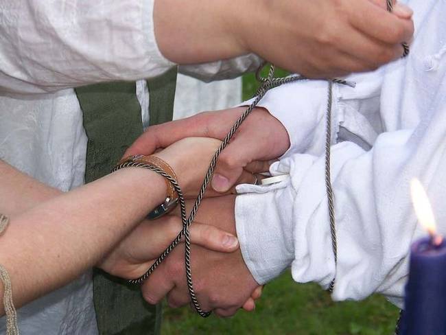 A menyasszonyi ruha és a harisnyakötő eredete: 12 esküvői hagyomány története