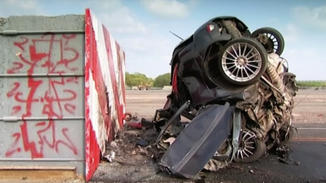 Ez történik, ha 200 km/h-val betonfalnak csapódunk az autónkkal