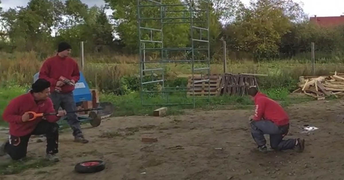 A srácok az építkezésen úgy döntöttek, hogy boxutcát építenek a talicskás kollégájuknak