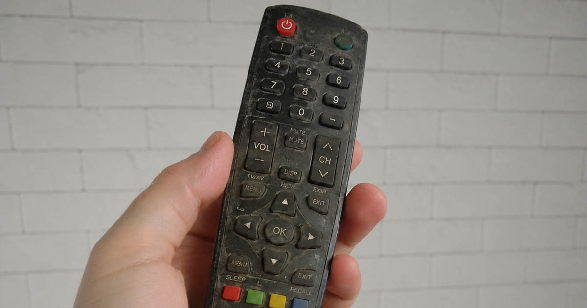 Egy tévészerelő elárulta, mit kell tenni, ha rosszul kezd működni a távirányító – még egy nagymama is meg tudja javítani