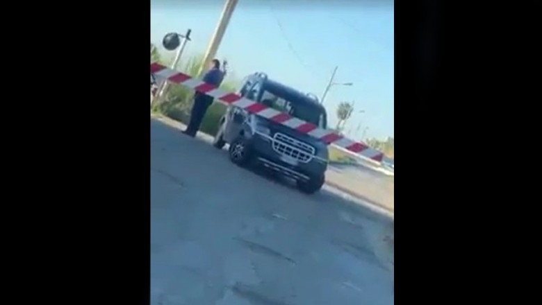 Beszorult a két sorompó közé a kocsijával, majd intett, hogy álljon meg a vonat
