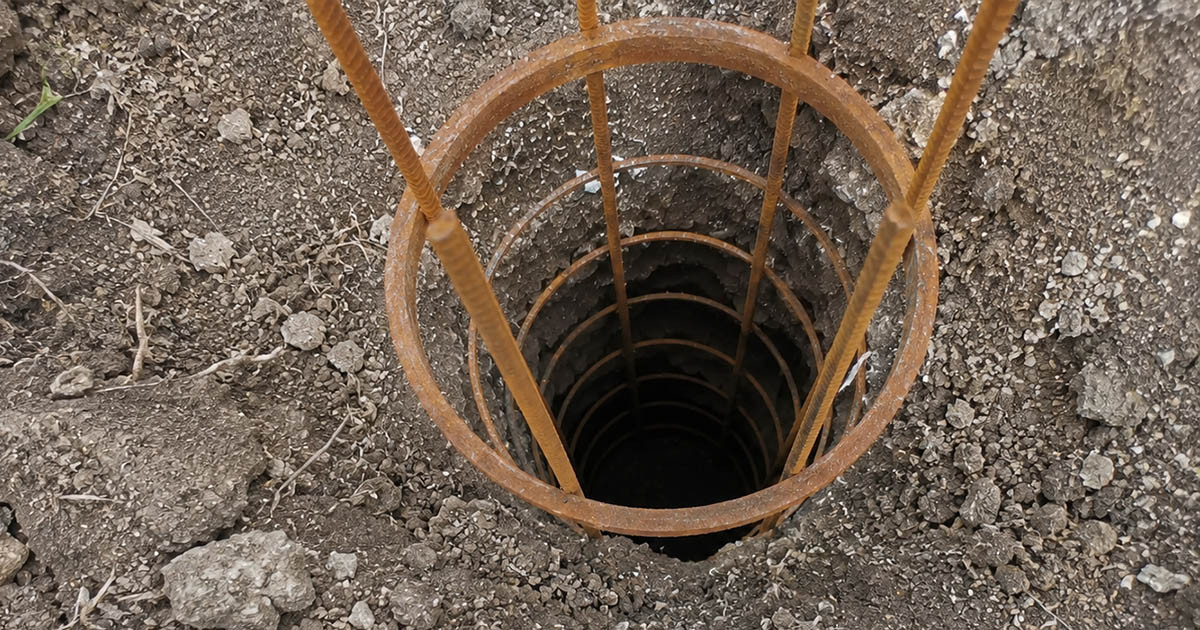 Hogyan építenek Kanadában beton nélkül olyan kerítéseket, amiket nem dönt ki a szél és nem fordulnak ki a földből?