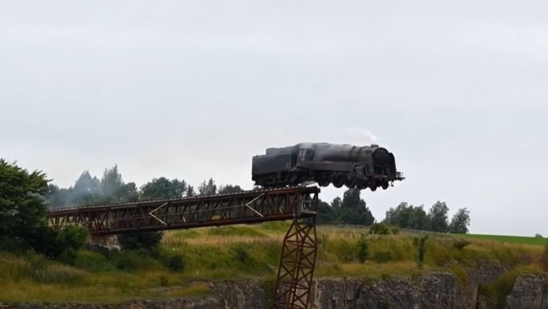 A Mission Impossible 7 készítői egy valódi vonatot dobtak le a hegyről