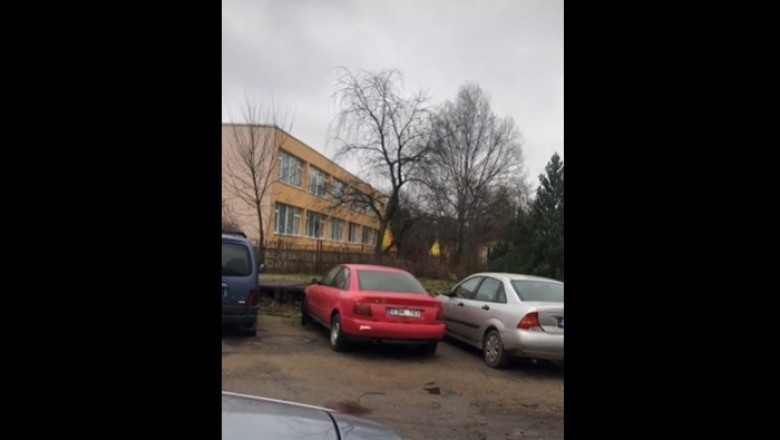 A srác azt hitte, hogy jó tréfa lesz petárdát dobni a haverja Audijába