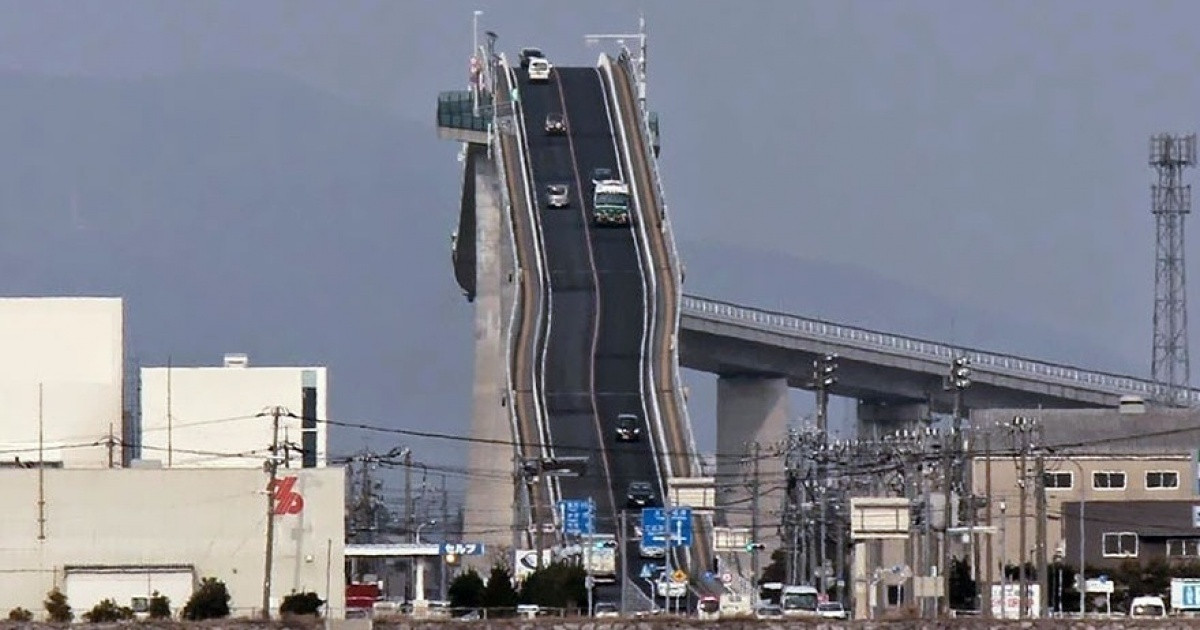 Nem, ez nem egy hullámvasút, csak egy híd Japánban