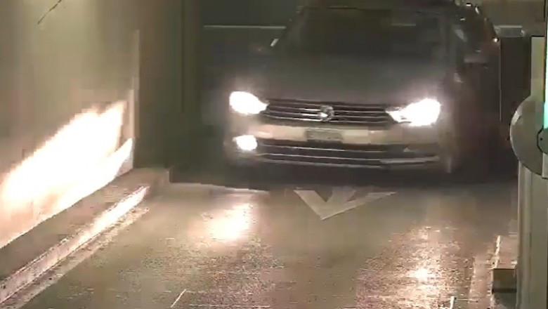 A parkolóházba behajtás még soha nem volt annyira nehéz, mint ennek a Volkswagen sofőrnek