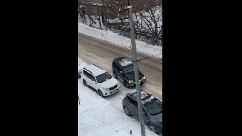 A szomszéd ideges lett, mert elállták az utat és nem tudott beállni a parkolóhelyére