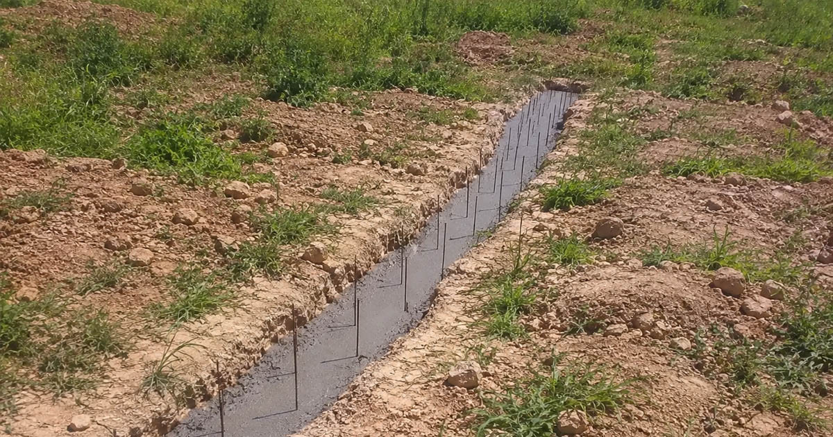 Mi történik, ha zsaluzat nélkül egyszerűen betont öntünk a földbe? Íme az eredmény…