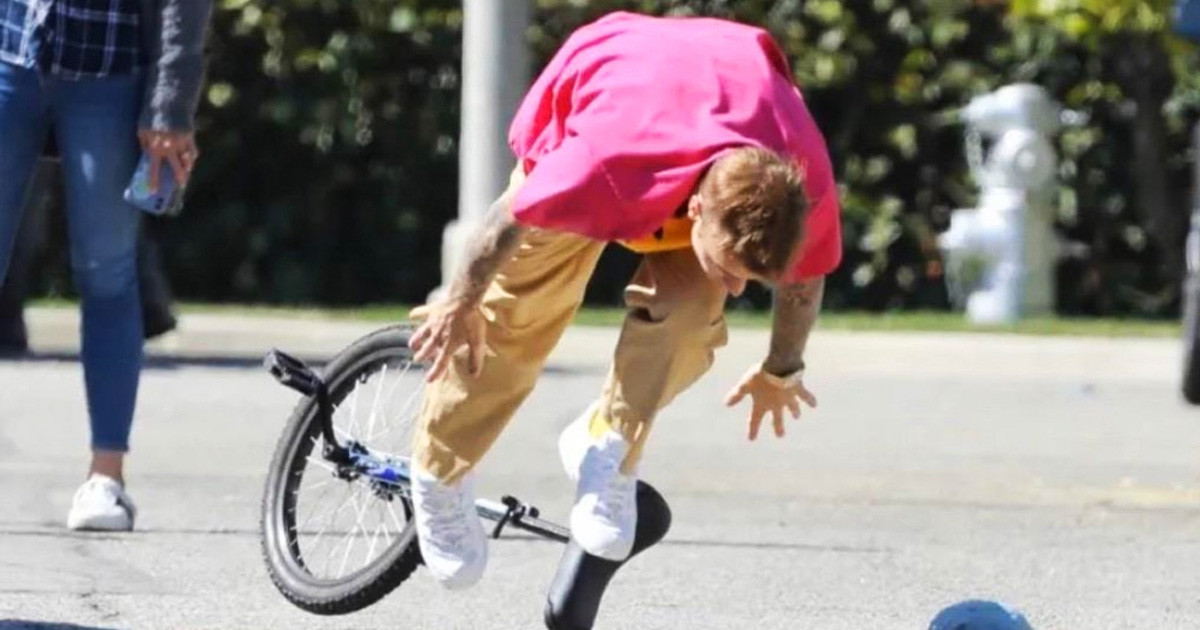 Justin Bieber monociklizés közben taknyolt el, a fotója pedig Photoshop-háborút robbantott ki az interneten