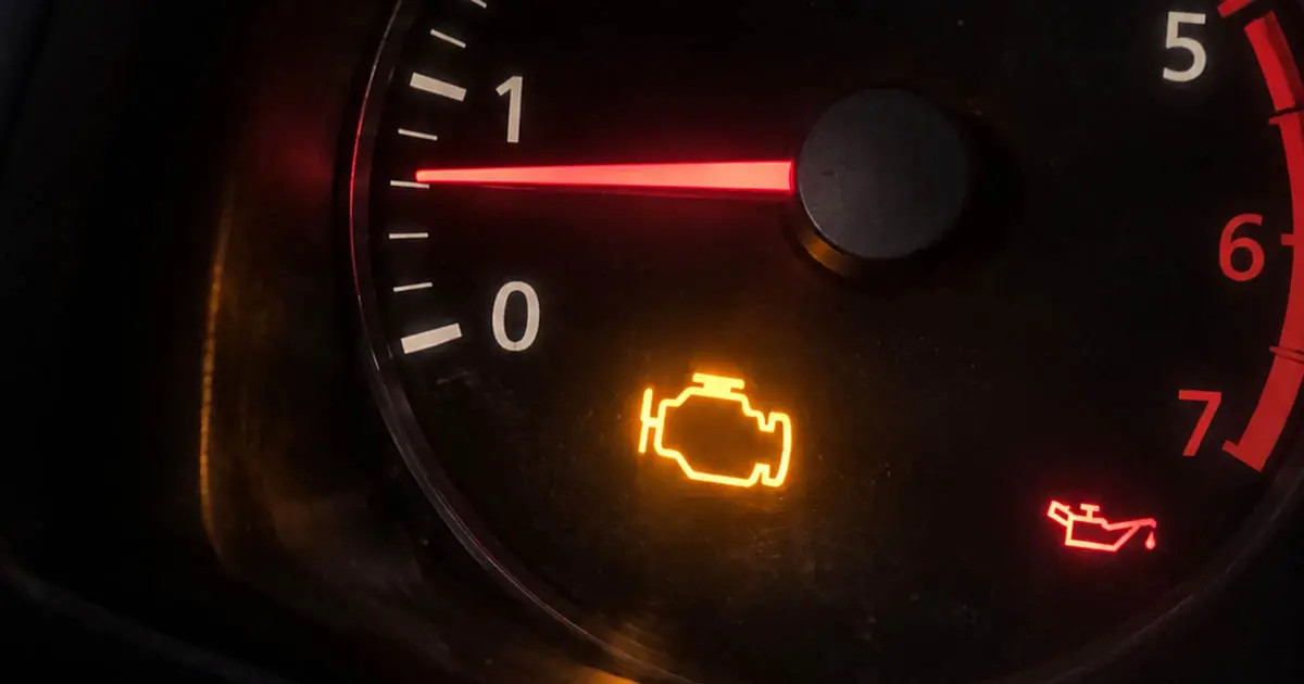 Elmagyarázom, hogy mit jelent és mit kell tenni akkor, ha a Check Engine lámpa kigyullad