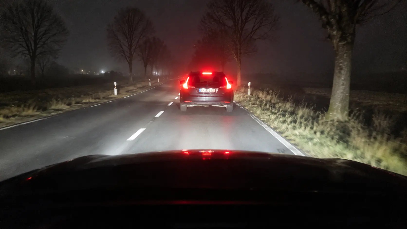 Hogyan kerüljük el a balesetet, ha az elöl haladó autó hirtelen fékez: tanácsok egy autósoktatótól