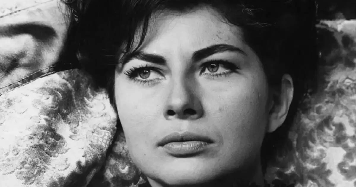 A bikini, ami a koronájába került: hogyan rombolta le egyetlen kép Irán királynőjének hírnevét