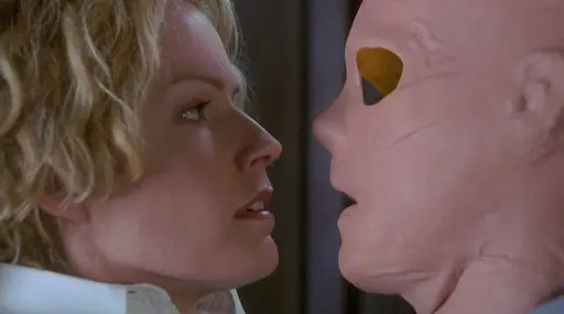 Filmek a józan ész ellen: 7 nevetséges hiba az álcázásban és a láthatatlanságban a sci-fiben